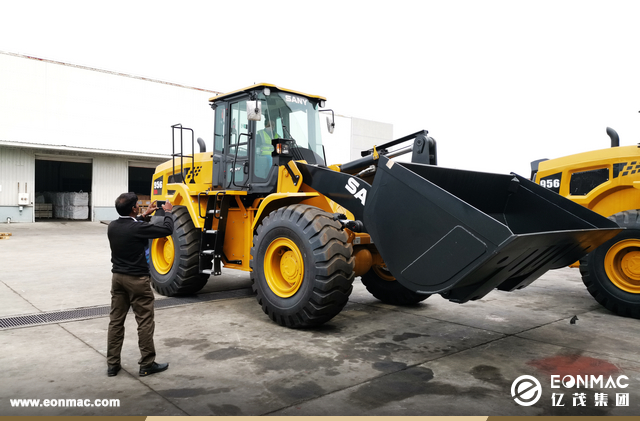 1台三一SCC750A履带起重机和2台SYL956H5轮式装载机