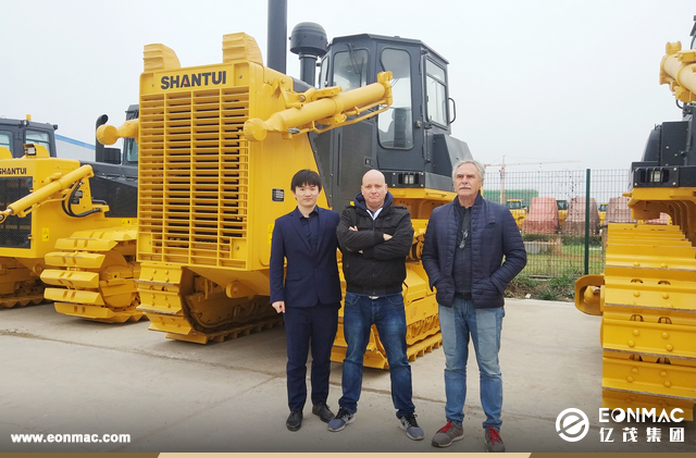 肯尼亚客户参观徐工集团ZL50GN轮式装载机工厂