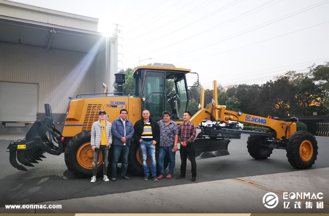 厄瓜多尔客户参观三一重工、徐工和山推工厂