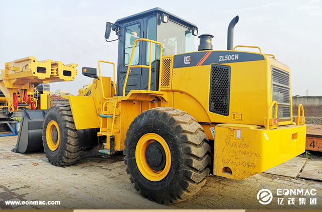 2台山推SD22推土机和2台柳工ZL50CN装载机出口尼日利亚