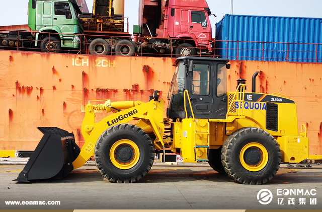 2台山推SD22推土机和2台柳工ZL50CN装载机出口尼日利亚