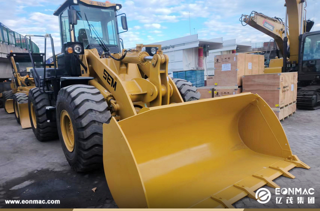 1台山工655D装载机和1台山工919平地机出口利比里亚