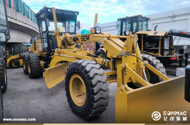 1台山工655D装载机和1台山工919平地机出口利比里亚